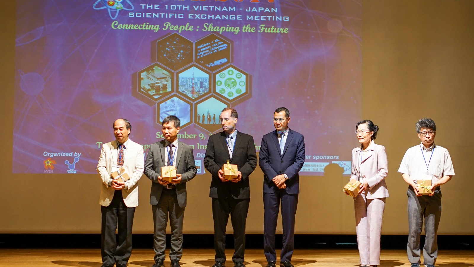 Thứ trưởng Phạm Đại Dương tặng quà lưu niệm cho các keynote speaker