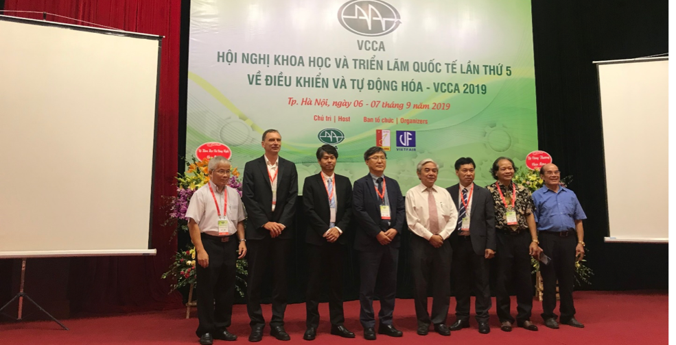 TS. Nguyễn Quân, GS. TSKH Nguyễn Phùng Quang, PGS. TS Tạ Cao Minh cùng các nhà khoa học trong ngoài nước.